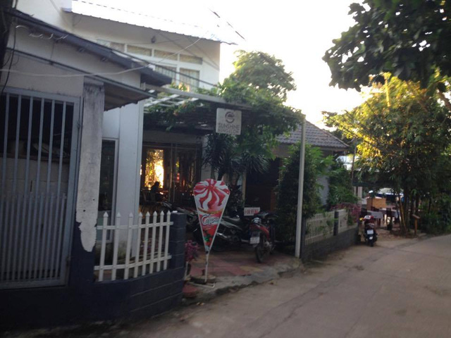 Một bungalow do người d&acirc;n x&acirc;y dựng dọc ng&otilde; nhỏ ra biển.