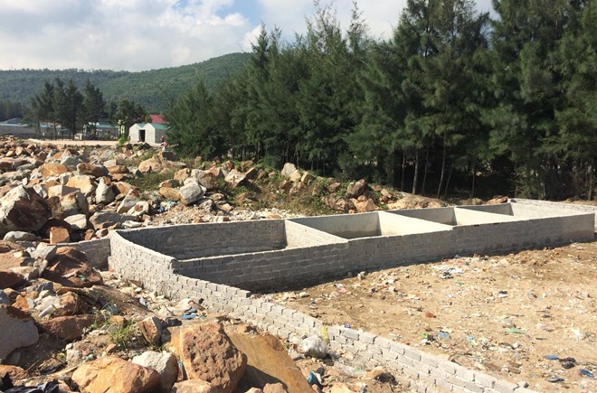 
Một số hộ c&ograve;n lấn chiếm đất rừng ph&ograve;ng hộ, x&acirc;y c&ocirc;ng tr&igrave;nh s&aacute;t ra biển. Ảnh: Nguyễn Dương.
