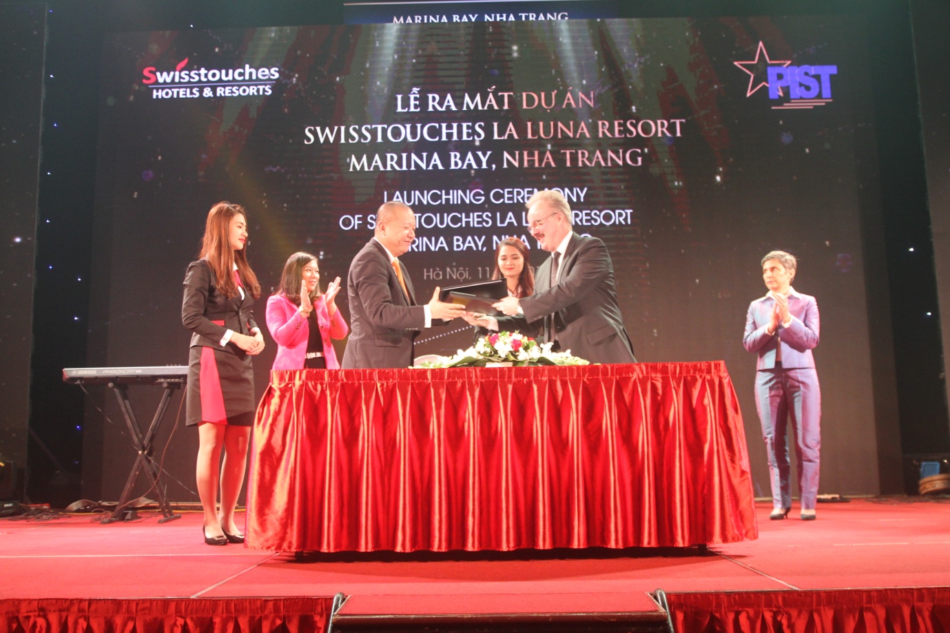 
&Ocirc;ng L&atilde; Quang B&igrave;nh &ndash; chủ tịch PIST v&agrave; &ocirc;ng Ian Lamour &ndash; CEO Swisstouches Hotels & Resorts thực hiện nghi lễ k&yacute; kết thỏa thuận hợp t&aacute;c giữa hai đơn vị.
