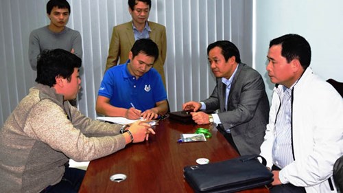 
Đại tá Lê Quốc Hùng (áo trắng), Giám đốc Công an tỉnh TT-Huế hỏi cung Nguyễn Hoàng Tâm (bìa trái)
