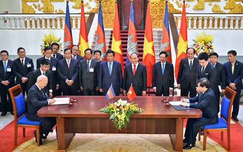 
Hai Thủ tướng chứng kiến lễ ký kết một số văn kiện hợp tác giữa hai nước
