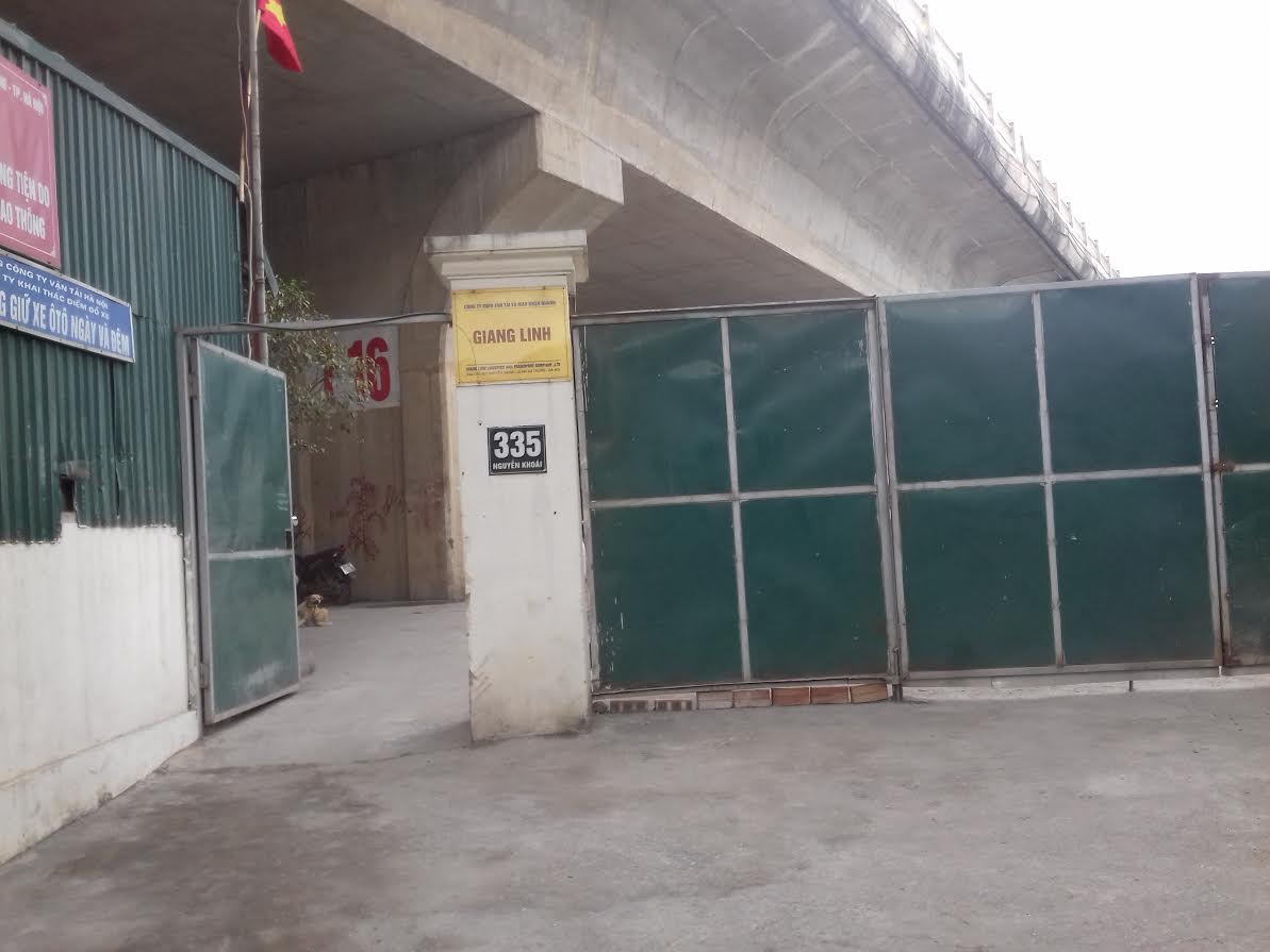  Công ty Giang Linh quây tôn cả một đoạn dài dưới chân cầu làm kho bãi. 