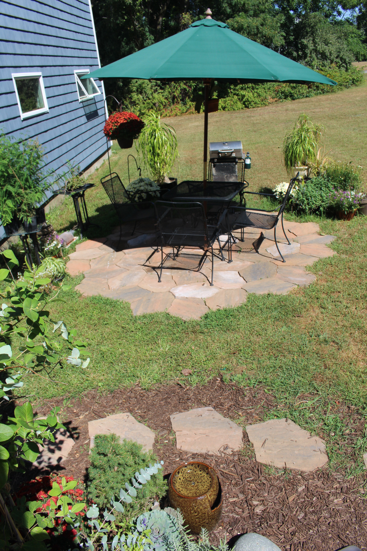 Khu vực ngoài trời ngay bên hông nhà giữa bãi cỏ xanh mướt được gia chủ tận dụng làm không gian nghỉ ngơi thư giãn cho cả gia đình.