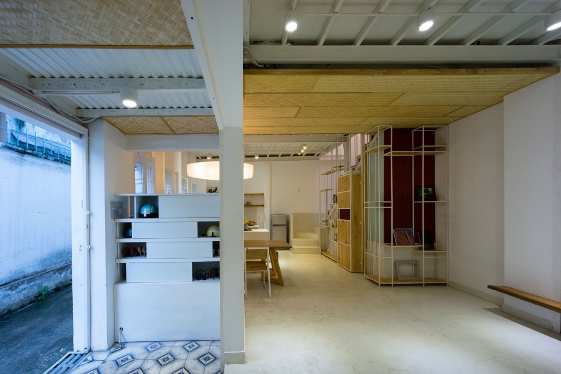 Ph&iacute;a b&ecirc;n ngo&agrave;i ph&ograve;ng kh&aacute;ch l&agrave; khu vực để xe với hệ thống tủ kệ để những đồ d&ugrave;ng c&aacute; nh&acirc;n mỗi khi ra ngo&agrave;i.