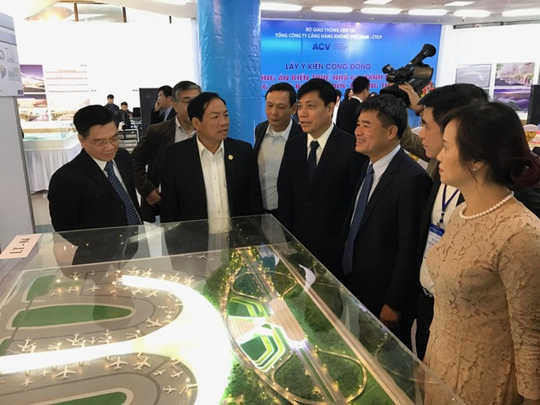 
Các đại biểu xem phương án kiến trúc nhà ga sân bay quốc tế Long Thành được trưng bày tại triển lãm - Ảnh: T.Bình
