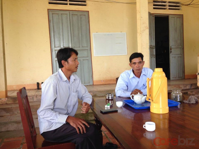 Anh Tứ (b&ecirc;n tr&aacute;i) l&agrave; người quản trang tại nghĩa trang Ph&uacute; Quốc.