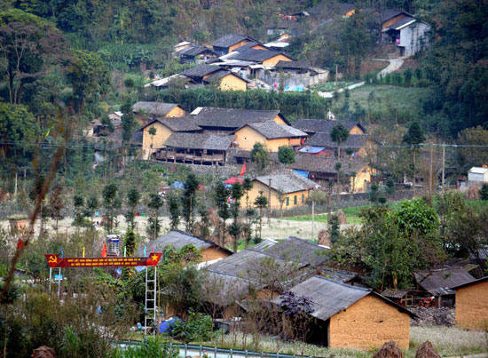 Điều làm nên nét đẹp nguyên sơ, thơ mộng cho những ngôi nhà trình tường của người Mông chính là những màu xám của đá và nâu vàng của tường đất bỗng nổi bật sắc. Tất cả như hòa quyện tạo nên một bức tranh thiên nhiên độc đáo giữa cao nguyên đá, khiến bất cứ ai ngang qua cũng phải dừng chân ghé lại ngắm nhìn.