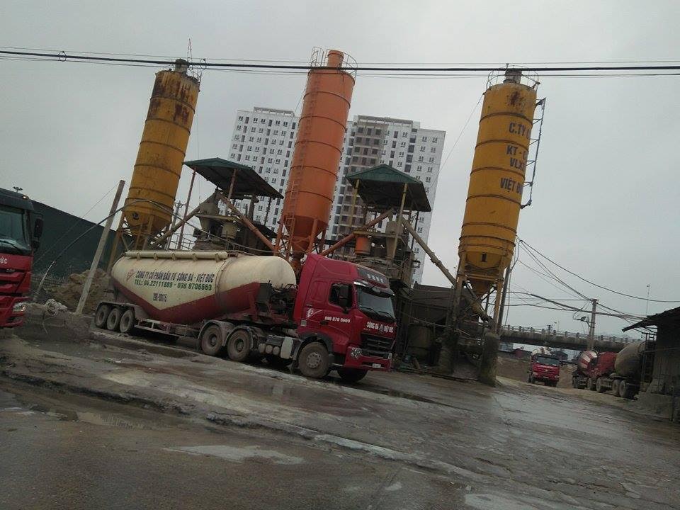  Trạm trộn bê tông Công ty Sông Đà – Việt Đức thuê lại của Cảng Hà Nội sát chân cầu Vĩnh Tuy 