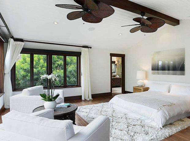 Chiếc quạt trần mang đến không gian vùng nhiệt đới cho căn phòng, trong khi chiếc đệm ấm áp dùng để dung hòa với không gian nội thất toàn màu trắng của căn phòng.