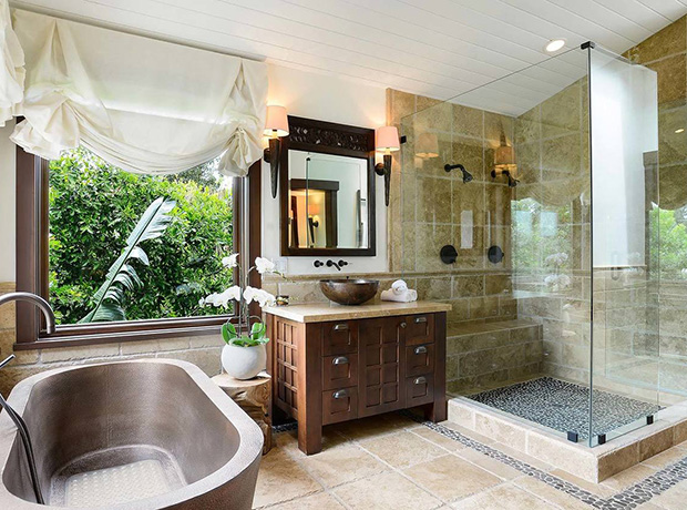 Phòng tắm phong cách spa có đủ cả bồn ngâm rộng và vòi tắm sen . Khung cảnh bên ngoài luôn đem đến sự thư giãn.
