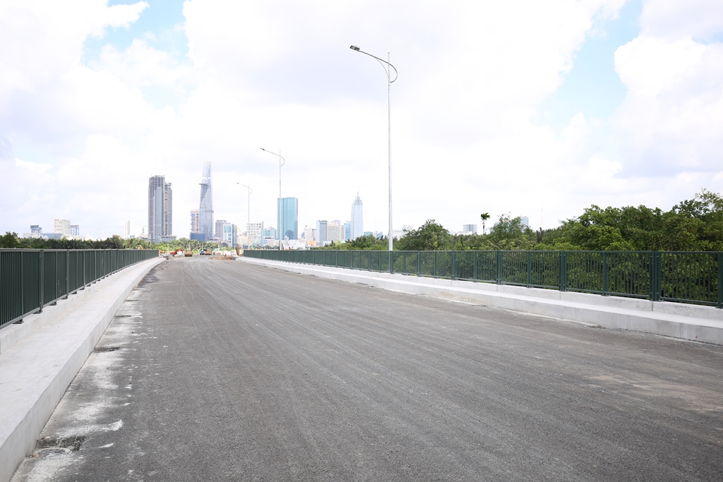 Tuyến R4 – Dự án 4 tuyến đường chính - đã được thảm bê tông nhựa và lắp đặt đèn chiếu sáng.