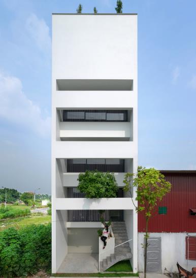  Với diện tích (5mx15m), ngôi nhà được thiết kế 5 tầng với mặt tiền được lùi vào làm nơi để trồng cây xanh vươn thẳng lên các tầng cao. 