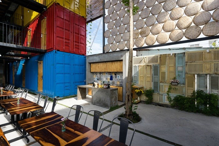 Với thiết kế mở hoàn toàn, Ccasa Hostel còn có cả khoảng sân vườn cùng những dãy bàn gỗ cho khách thoải mái thư giãn, trò chuyện.