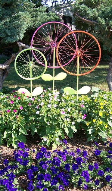 
Với những bánh xe đạp cũ cùng với màu sơn và những khung sắt hình cây tự tạo bạn hoàn toàn có thể biến thành khu vườn đầy hoa lá.

 
