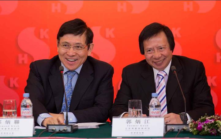 Thomas và Raymond Kwok. Ảnh: Bloomberg.