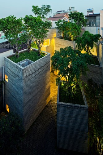 
Dựa trên ý tưởng những chậu cây xanh, khu nhà tư nhân được xây dựng trên diện tích 350 m2 chia làm 5 lăng trụ có thể trồng được cây xanh trên mái. Khoảng đất trống giữa các khối nhà được tận dụng làm thành những khu vườn nhỏ.

 
