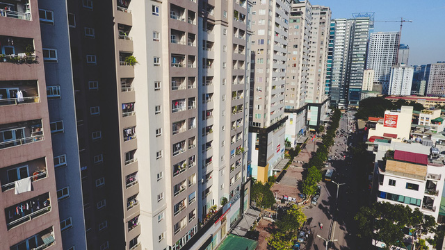 
Ở một bên đường, nhiều toà chung cư cao tầng mọc lên san sát. Nhìn từ trên cao, con đường giao thông dường như quá nhỏ.
