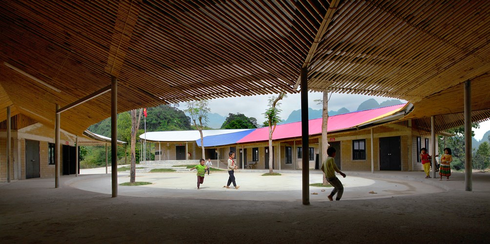  Vật liệu xây dựng ngôi trường này rất giản dị và sẵn có như: tre, gỗ, đá, gạch mộc… 