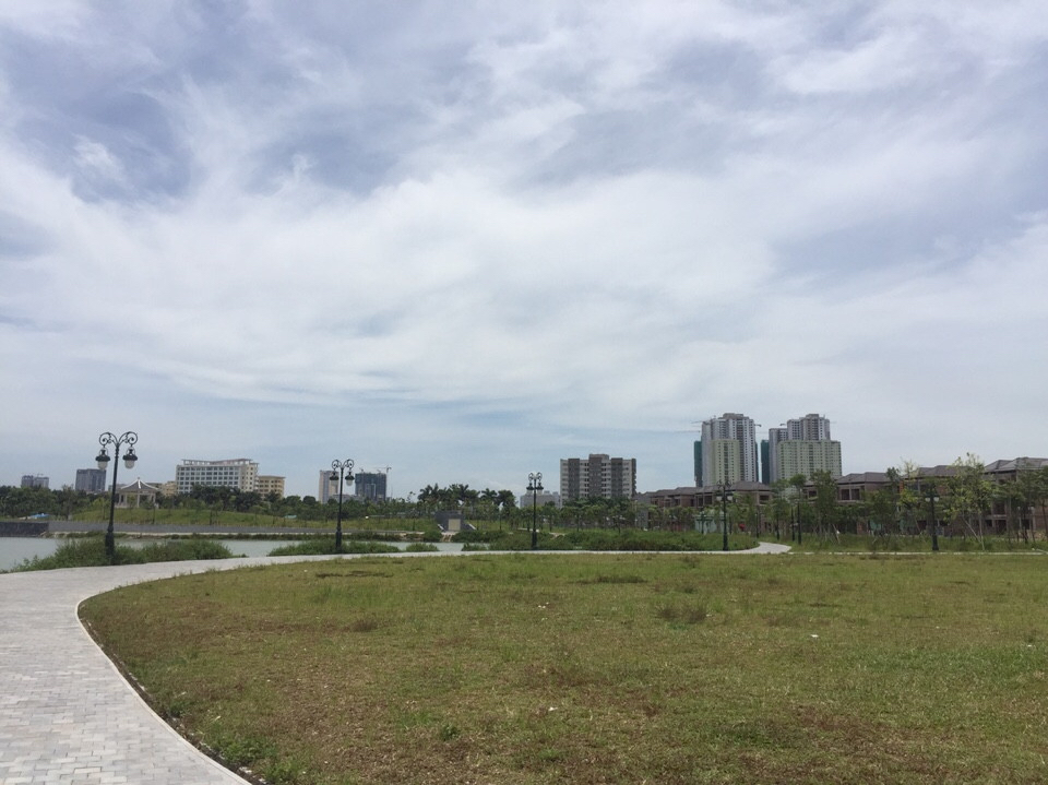 
Được khởi công từ năm 2006, đến nay Khu đô thị Thành Phố Giao Lưu đã cơ bản hoàn thiện hạ tầng, gồm sân khấu ngoài trời, đài phun nước, hồ câu, cầu Nhật Bản.
