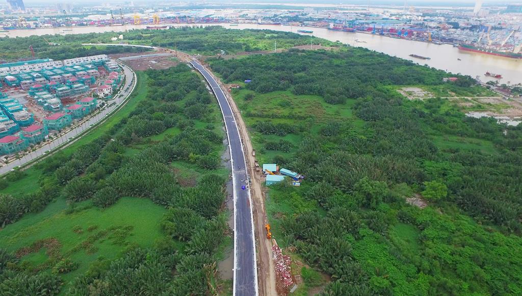 Tuyến R4 đi qua Lâm viên sinh thái - nơi có những cây dừa nước có tuổi thọ gần 100 năm. Toàn bộ cây xanh trên khu vực thi công qua Lâm viên sinh thái đều phải được hoàn nguyên trạng sau khi hoàn thành công tác xây dựng.