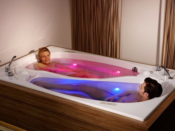 Còn đây là bồn tắm uyên ương - một thiết kế bồn tắm rất lãng mạn, phù hợp cho các cặp vợ chồng hoặc các cặp tình nhân hâm nóng tình cảm.