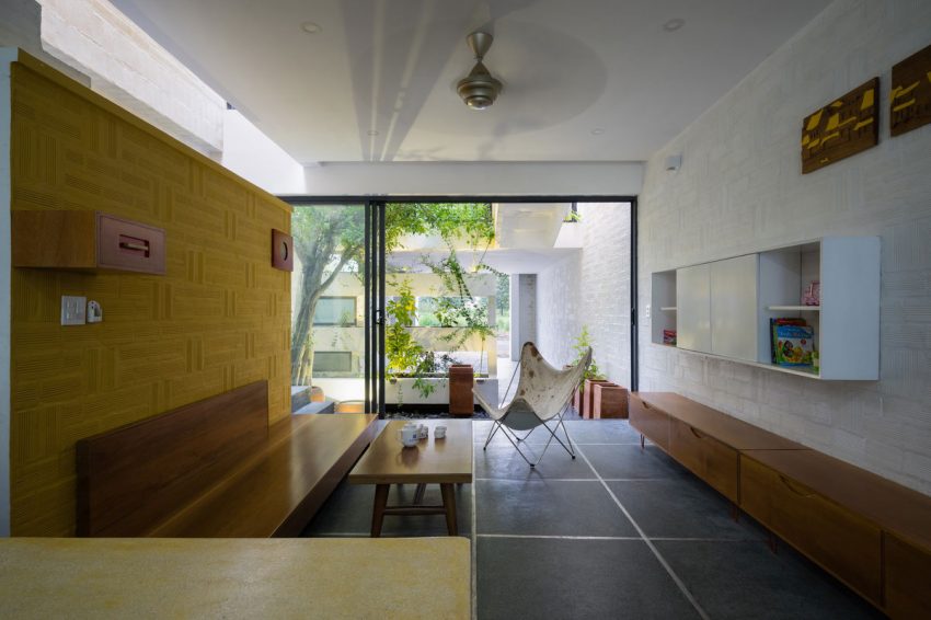 Nội thất trong nhà được bài trí đơn giản pha trộn giữa truyền thống và hiện đại.