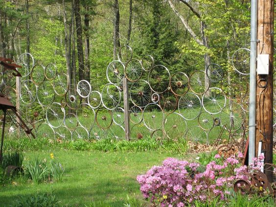 
Những bánh xe đạp cũ còn tạo thành những hàng rào ấn tượng.

 
