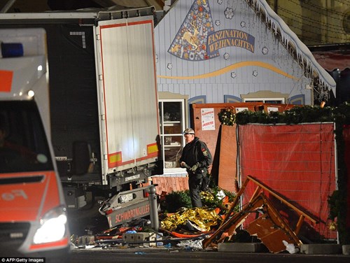 
Chiếc xe tải gây án có số đăng kí của Ba Lan có thể đã bị đánh cắp từ một công trường xây dựng ở Ba Lan.

