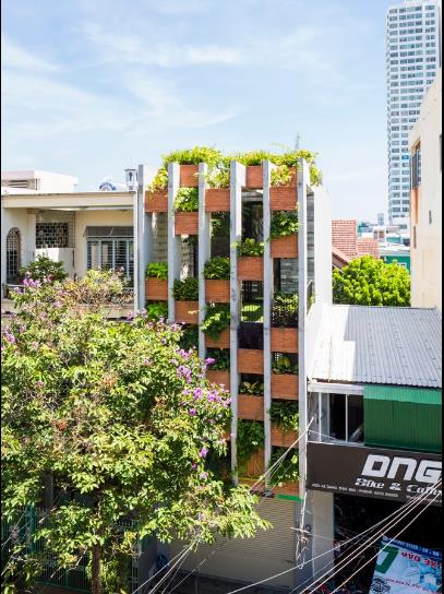 
Tọa lạc tại số 42 đường Đặng Thai Mai, thành phố Đà Nẵng, ngôi nhà được thiết kế giống hệt như một căn nhà nghỉ dưỡng thân thiện.

