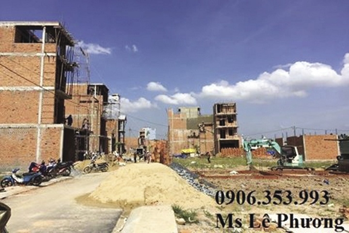 Quảng cáo đất nền tại Hóc Môn kèm số điện thoại. Ảnh: Cao Tuấn