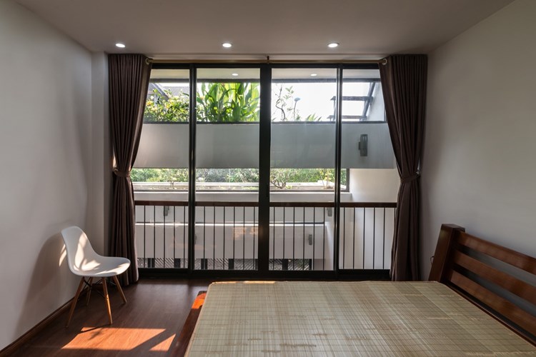 Trên tầng 2 là không gian nghỉ ngơi. Phòng ngủ thoáng rộng với view lý tưởng nhìn ra khu vườn trên mái nhà.