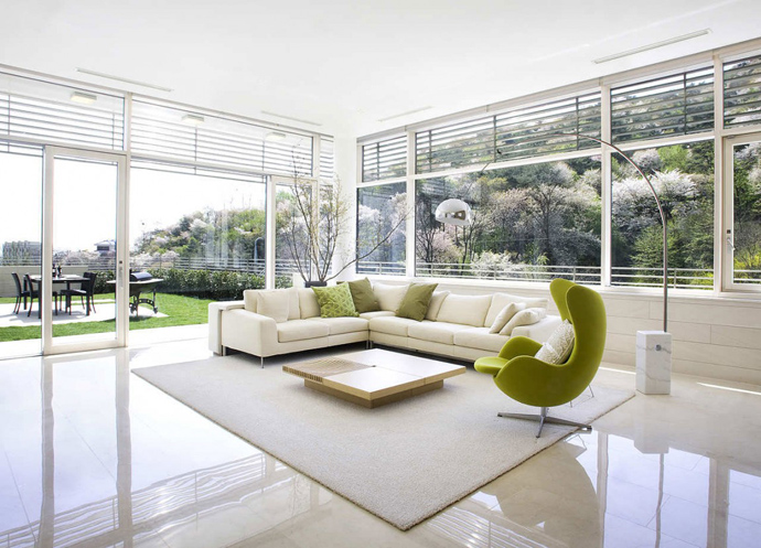 
Không gian phòng khách được thiết kế thoáng tràn ngập cây cỏ và ánh sáng tự nhiên.

 
