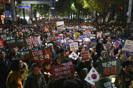 
Hàng trăm ngàn người giăng biểu ngữ đòi bà Park từ chức. Ảnh: AP
