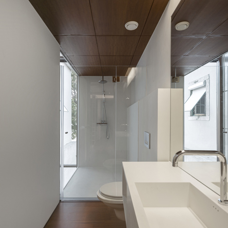 
Khu vệ sinh thông thoáng được thiết kế vô cùng hiện đại và sang trọng.

 

