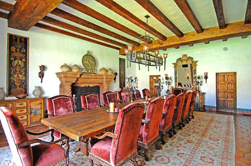 
Góc phòng ăn thoáng rộng đủ chỗ cho rất nhiều người. Ông Hoàng Kiều vẫn giữ các chi tiết trong nhà nguyên bản kể từ khi mua lại ngôi biệt thự này.

 
