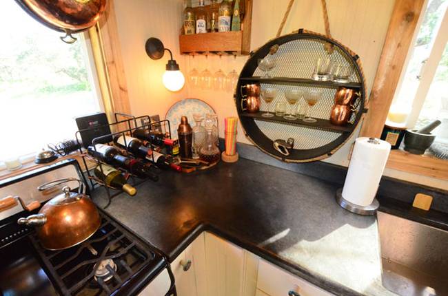 Hệ thống kệ, giá treo trong bếp được chủ nhà tận dụng một cách tối đa.