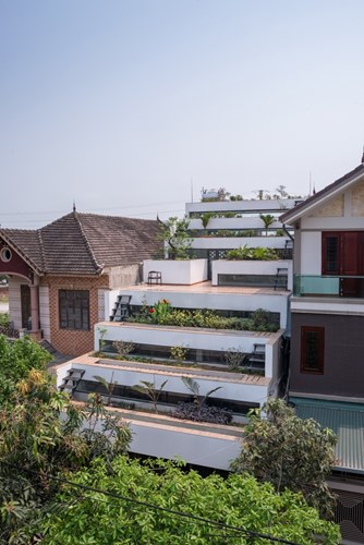 
Không lợp ngói hay làm mái thái như những khu nhà bên cạnh, ngôi nhà này được đổ bê tông tạo nên những khu vườn bậc thang độc đáo trên mái nhà.

 

