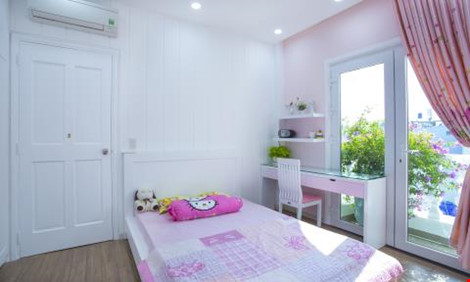 Trong khi đó, phòng ngủ của con gái lại được thiết kế với màu hồng chủ đạo, mang lại sự nhẹ nhàng.