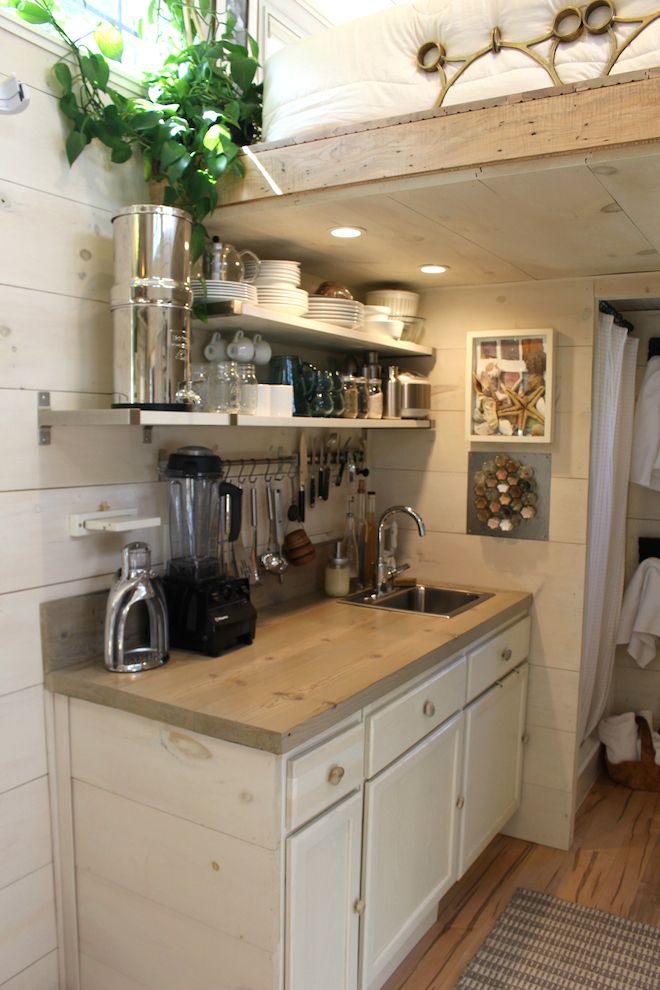 Không chỉ sử dụng kệ mở nhiều tầng mà hệ thống móc treo đồ dùng nhà bếp cũng được gia chủ thiết kế rất tiện lợi và đẹp mắt.