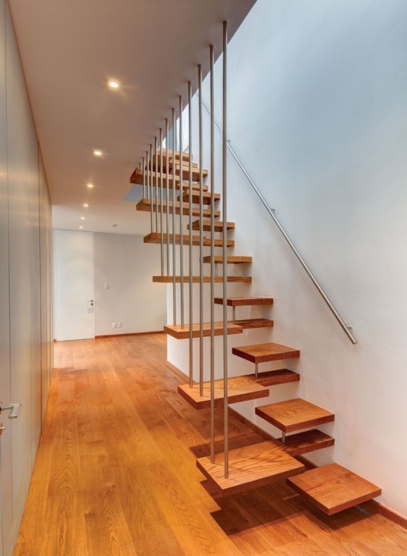  Một thiết kế cầu thang vô cùng bắt mắt và ấn tượng với mặt bậc gỗ nhỏ được treo bằng dây cáp. 