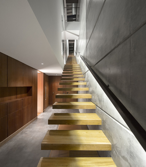 
Nhờ chiếc cầu thang thiết kế độc đáo giúp ngôi nhà tận dụng được tối đa nguồn ánh sáng tự nhiên.

 
