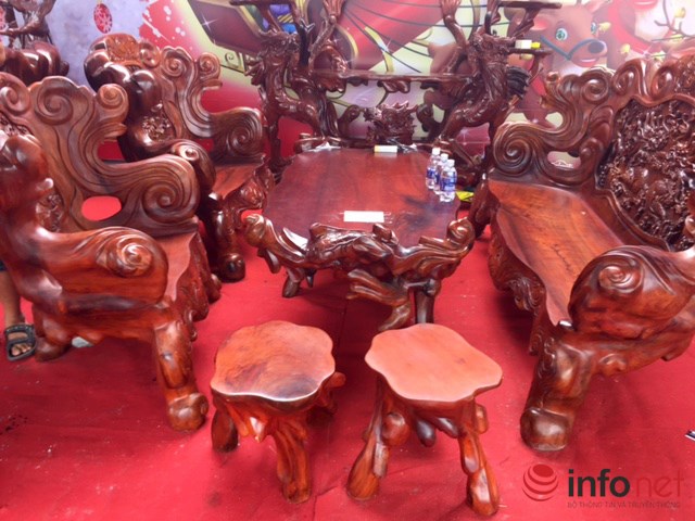 
Bộ bàn ghế ngũ long này được chế tác từ những gốc cẩm lai, chào bán giá 175 triệu đồng.
