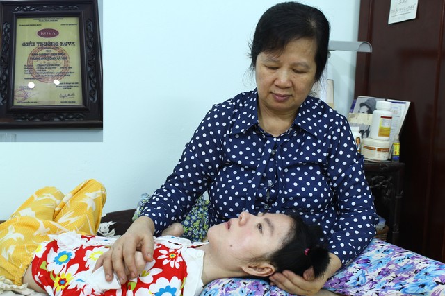 
Bà Phạm Thị Đức Hòa với con gái Trần Thị Phương Thúy. Ảnh: P.B
