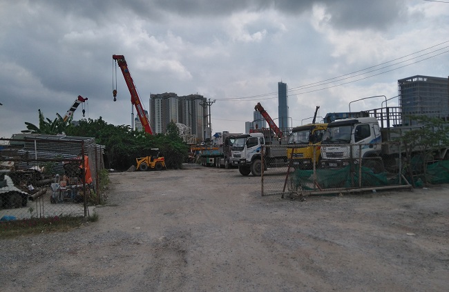 Trạm trộn bê tông hình thành trên đất dự án, phía giáp Đại lộ Thăng Long.