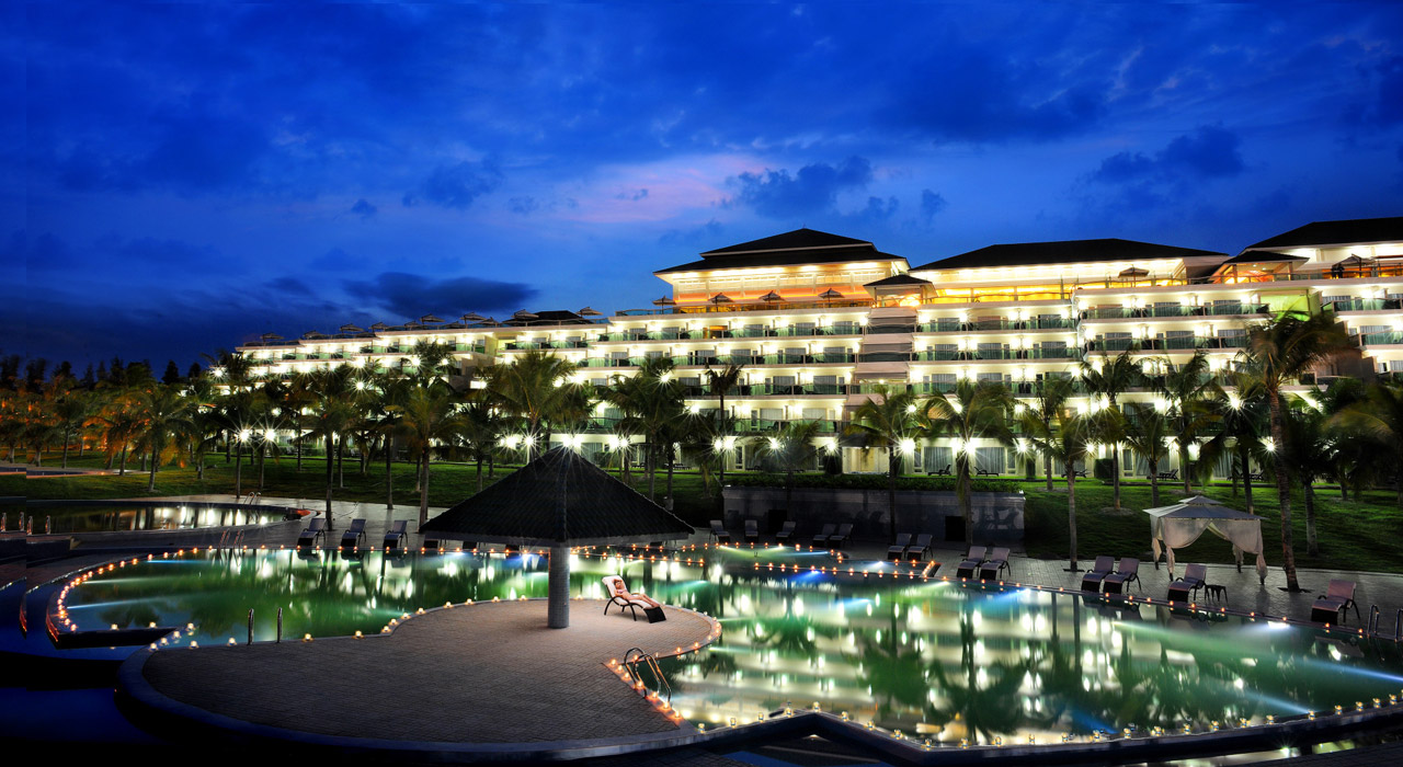 
Khách sạn Novotel Phan Thiết được thiết kế giống như một chiếc du thuyền nằm sát bờ biển. Trải qua bao thăng trầm lịch sử, khách sạn này vẫn giữ được nét đẹp yên ả, hiền hòa vốn có.

