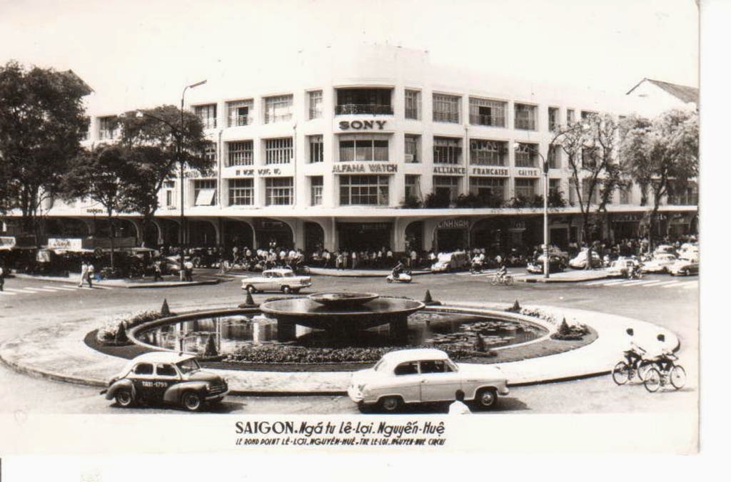 Đầu thập niên 60 của thế kỷ XX, tòa nhà GMC được Hội Mậu dịch đổi tên thành Thương xá Tax, mặt bằng được chia nhỏ và cho các tiểu thương thuê buôn bán.