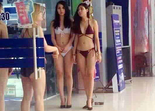 
Trần Anh thuê người mẫu mặc bikini bán hàng điện máy.
