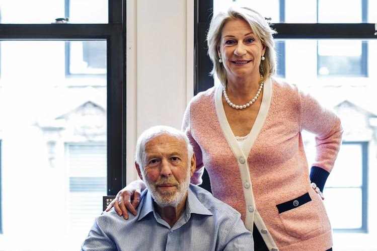 “Quant King” và vợ, bà Marilyn Simons.