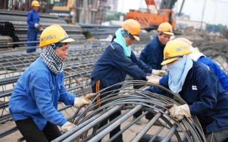 Lao động nữ trên công trường xây dựng công trình giao thông