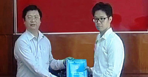 Vũ Minh Hoàng (trái) nhận quyết định bổ nhiệm của UBND TP.Cần Thơ.